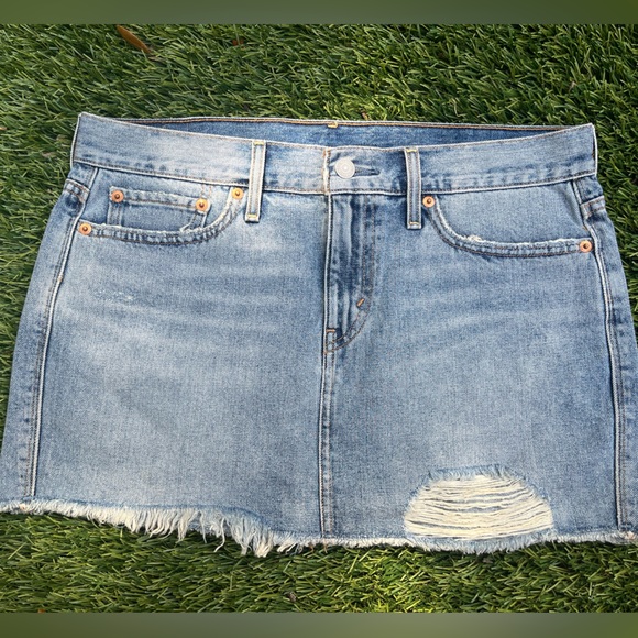 Levi’s Jean Skirt NWOT - Picture 2 of 4